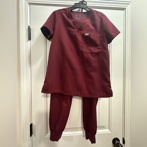 Figs Katarina XSPETITE set maroon